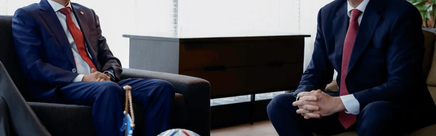 开云体育博彩-FIFA秘书长已抵京+温格陪同！已与足协主席见面 全力劝说央视签字
