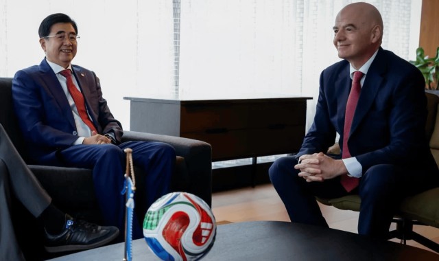 开云体育博彩-FIFA秘书长已抵京+温格陪同！已与足协主席见面 全力劝说央视签字