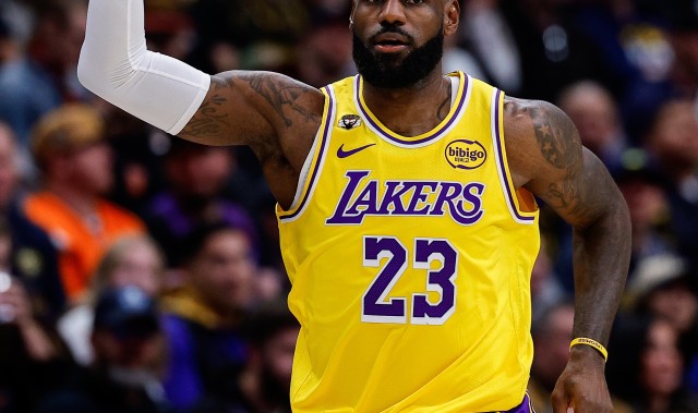 kaiyun app-徐静雨：詹姆斯是湖人的优秀防守球员 他的防守发挥远胜于东契奇