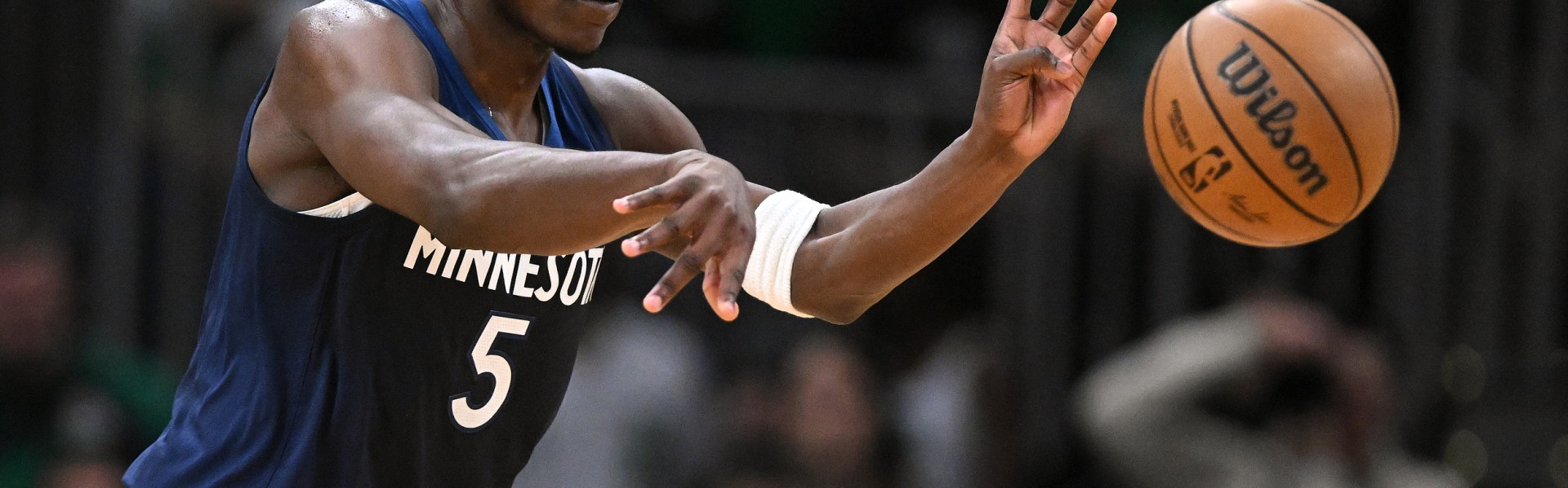 开云体育保障-爱德华兹17投17分，两战三分12中3未找到外线准星