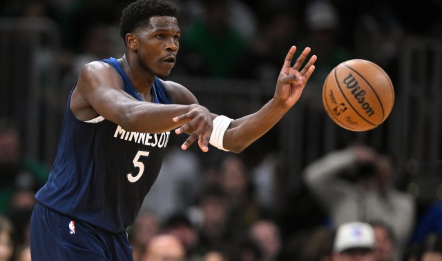 开云体育保障-爱德华兹17投17分，两战三分12中3未找到外线准星